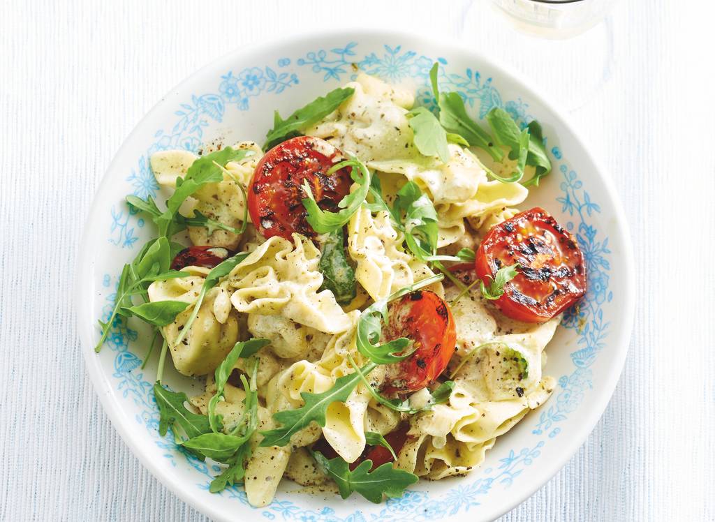 Pasta met pestosaus en gegrilde tomaten
