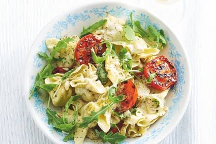 Pasta met pestosaus en gegrilde tomaten