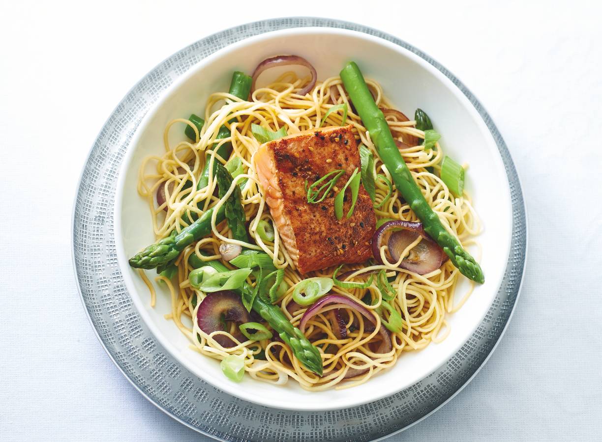Shichimi-zalm met aspergenoedels