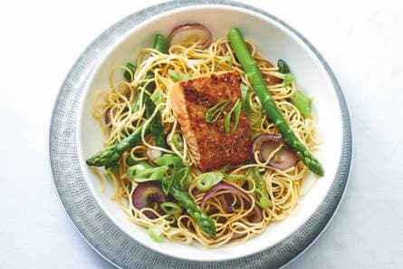 Shichimi-zalm met aspergenoedels