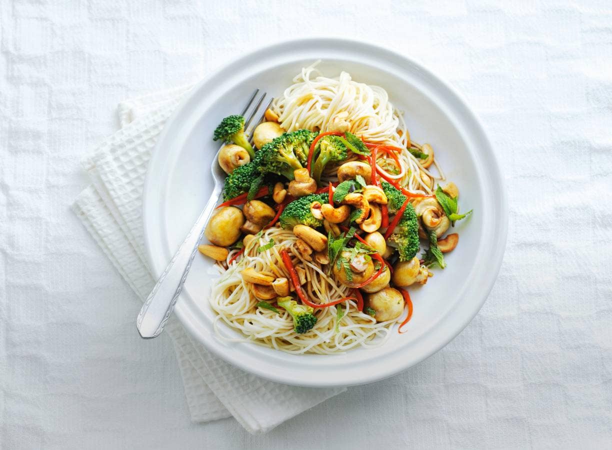 Noedels met broccoli en cashewnoten