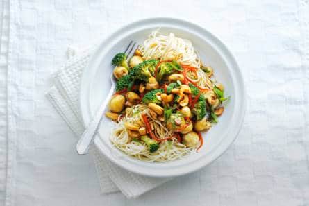 Noedels met broccoli en cashewnoten