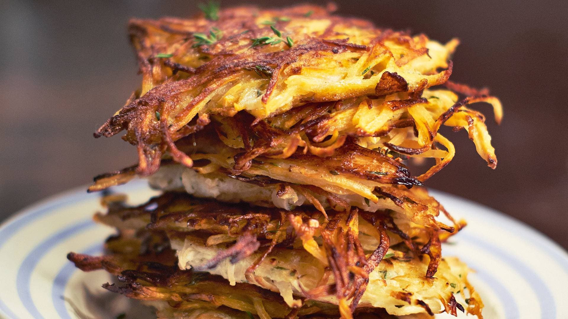 Yvette van Boven's röstikoekjes van pastinaak en tijm. recept