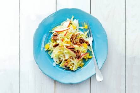 Witlofsalade met appel, sinaasappel en pecannoten
