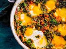 Het toppunt van smeuïg: de eieren zijn gegaard in gestoofde boerenkool met paprika en tomaat.