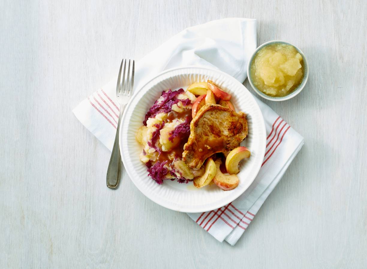 Rodekoolstamp met spekjesjus en appel