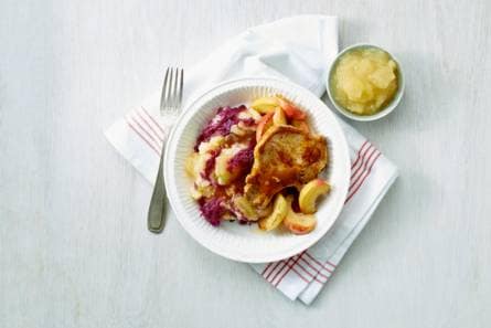 Rodekoolstamp met spekjesjus en appel