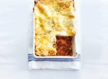 Gesneden groenten, kant-en-klare lasagnebladen én de kaas is al geraspt. Deze lasagne staat snel in de oven.