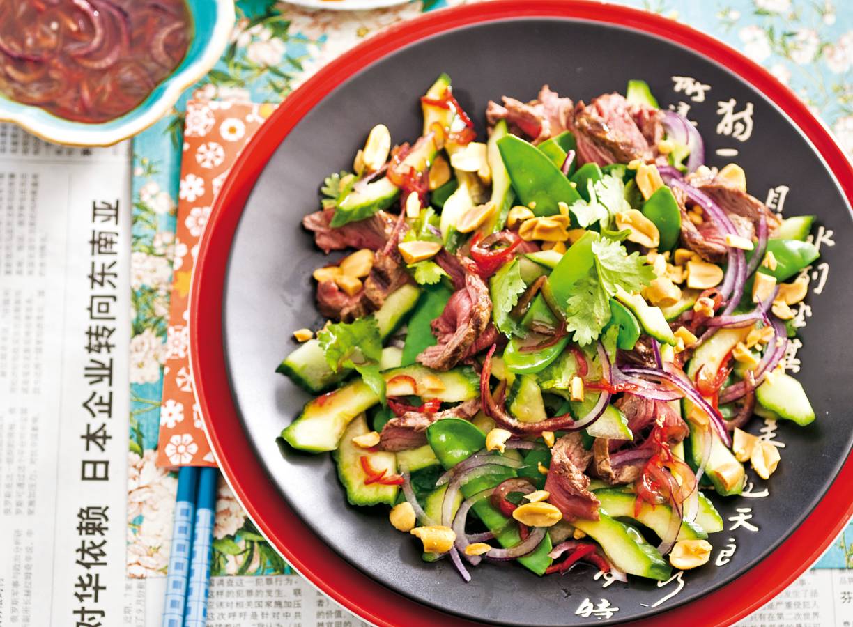 Thaise salade met biefstuk, rijst en pinda's