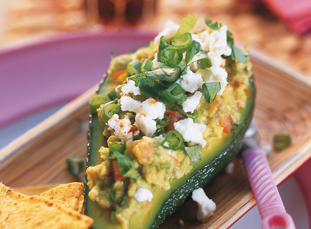 Guacamole met witte kaas in een avocado