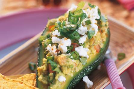Guacamole met witte kaas in een avocado