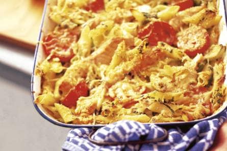 Pastaschotel met zalm en tomaat