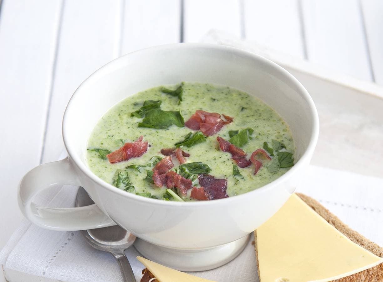 Broccolisoep met rauwe ham