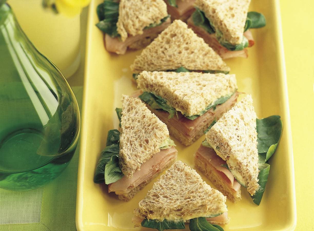 Mini-hamsandwiches met mosterdboter