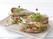 In ieder geval voor vegetariërs, deze clubsandwich. Maar we kunnen ons voorstellen dat iedereen 'm wel wil proeven!