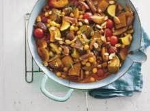 Uit de Marokkaanse keuken. Rijkgevuld met aubergine, courgette, tomaten, dadels en kikkererwten. Lichtzoet van smaak.