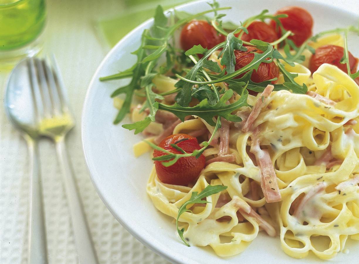 Pasta carbonara met rucola en tomaatjes