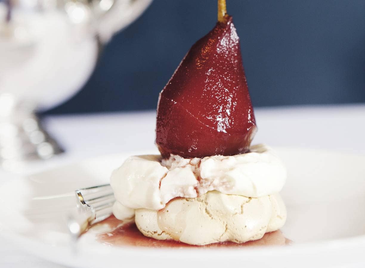 Pavlova met gestoofde peer