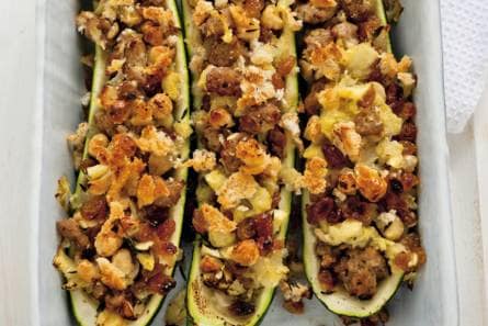 Gevulde courgette met worst en ui