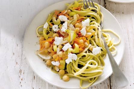 Pasta met kikkererwten en geitenkaas