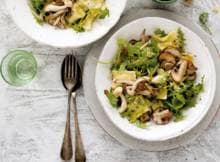 De smaakmakers in deze 15-minuten-pasta: knoflook, champignons en rucola.