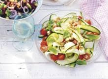 Door de courgette in dunne linten te snijden wordt deze salade extra feestelijk. 