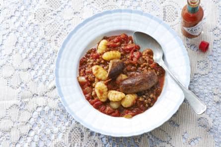 Pittige gnocchi-linzenschotel met worst