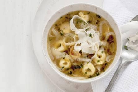 Uiensoep met tortellini