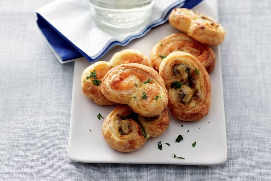 Bladerdeeghapjes met zalm