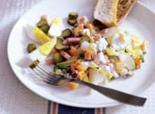 Je snijdt de ingrediënten in stukjes, mengt ze door elkaar, laat het afkoelen en voilà: je huzarensalade kan op tafel. 