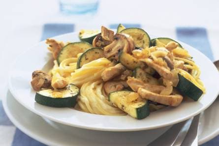 Pasta met kip, courgette en champignons