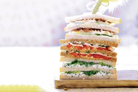 Sandwich eiersalade, komkommer en bacon