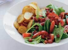 Zo eenvoudig, maar zó lekker: de zoet-zuur-zoute dressing van honing, balsamicoazijn en spekjes doet het 'm.