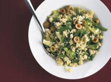 Sperziebonen, peultjes broccoli en groene olijfjes, groener kan niet. Oké, met verse roomkaas als wit accent.