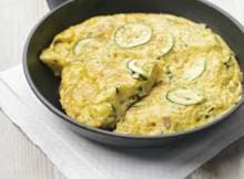 Een alles-erop-en-eraan-omelet: frittata met courgette. Lekker als lunch.