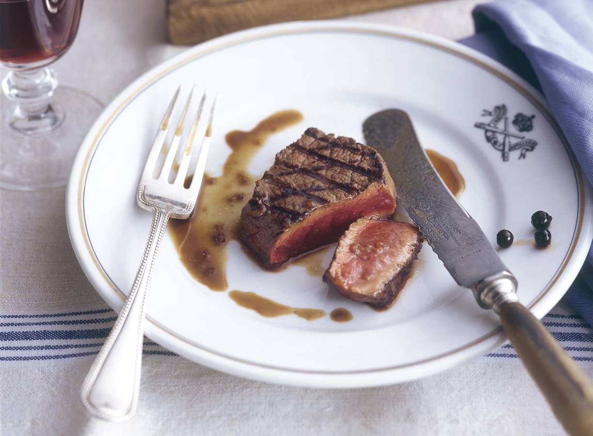 Gegrilde hertenbiefstuk met portsaus