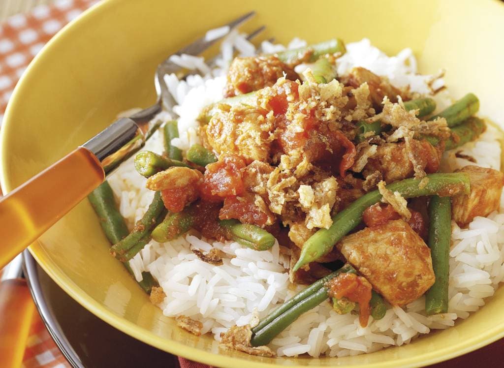 indische kip met rijst en boontjes