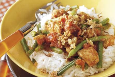 Indische kip met rijst en boontjes