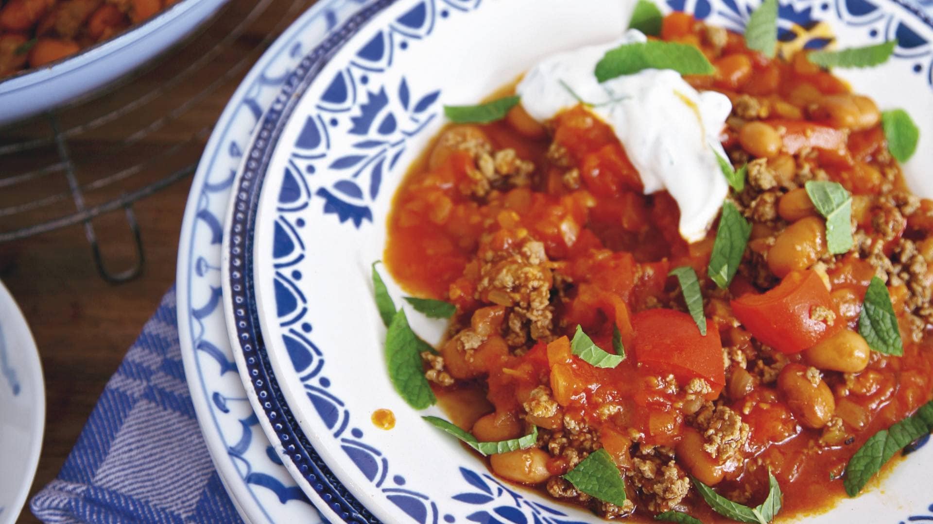 Chili con carne met muntyoghurt recept - Allerhande | Albert Heijn België