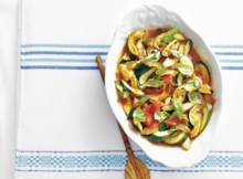 Vól groenten, dit stoofgerecht met courgette, tomaat en basilicum.