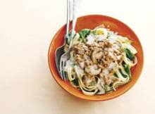 Pasta roergebakken met spinazie op smaak gebracht met knoflook en paprikapoeder.