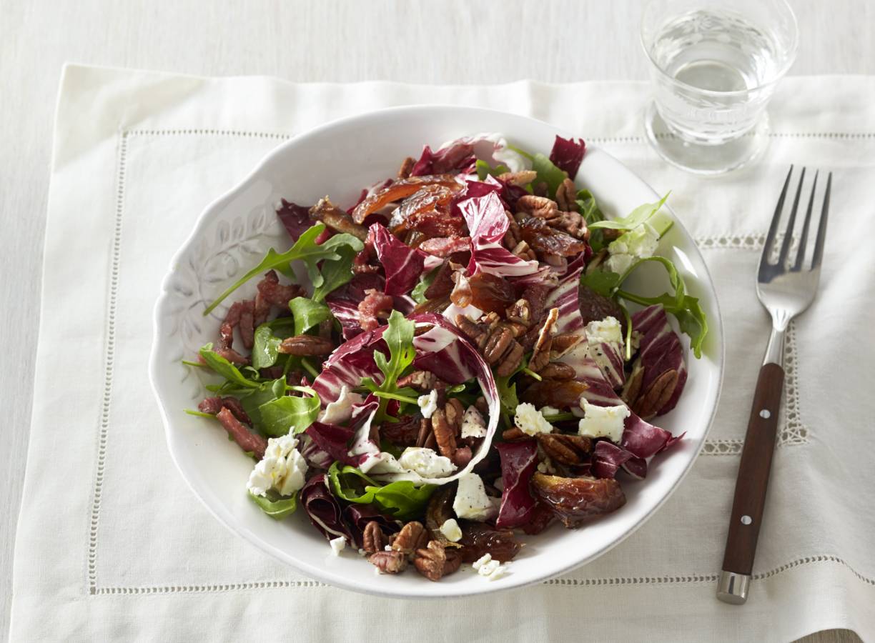 Radicchio salade met dadels, geitenkaas, bacon & pecannoten