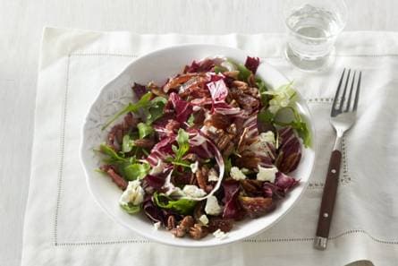 Radicchio salade met dadels, geitenkaas, bacon & pecannoten