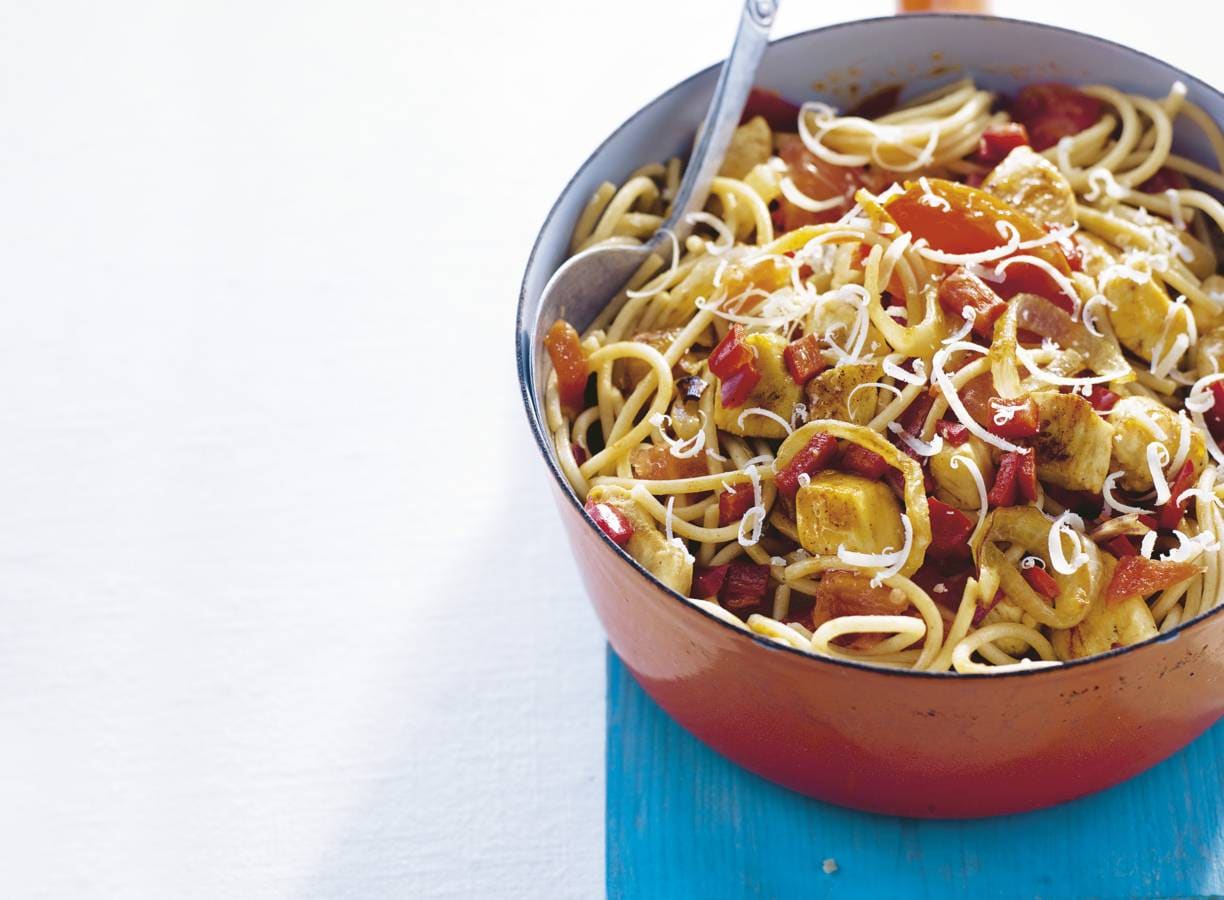 Zomerpasta met kip en tomaat