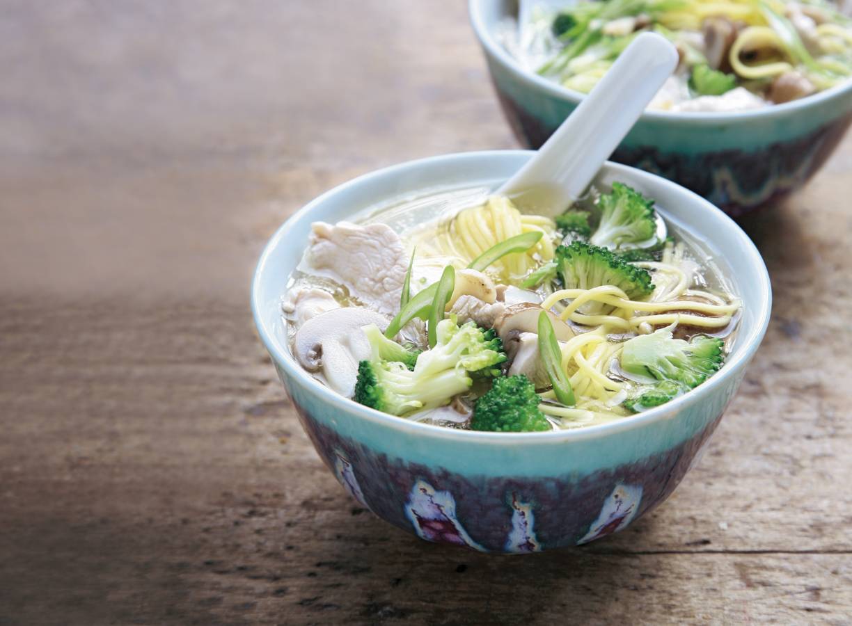 Oosterse soep met champignons en broccoli
