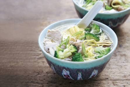Oosterse soep met champignons en broccoli