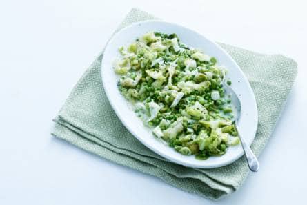 Warme salade van erwten en tuinbonen