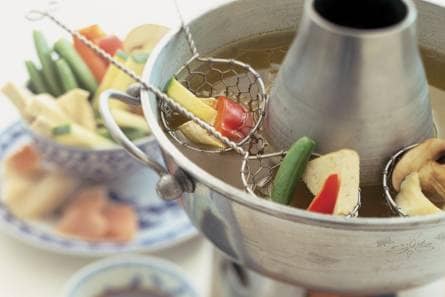 Bouillonfondue met kip, vis en groenten