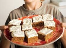 Deze carrot cake snij je in 12 kleine stukjes. Het perfecte gebakje voor bij de koffie of als traktatie. 