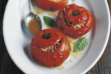 Antonio Carluccio’s gevulde tomaten uit de oven